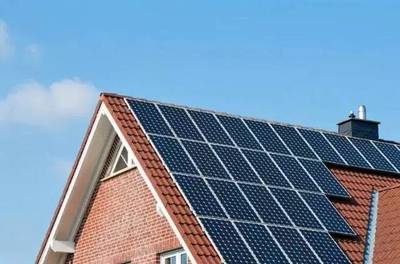 有屋頂就能裝？家用太陽能與風能發電站安裝全解析